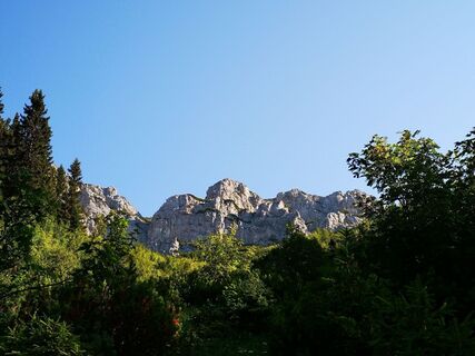 Blick zu den Raxenmäuern