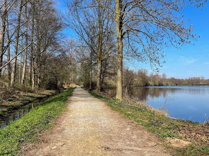 Wanderweg neben dem Breyeller See