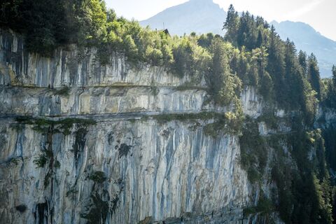 Der Verlauf der eindrücklichen Galerie entlang des Felsens