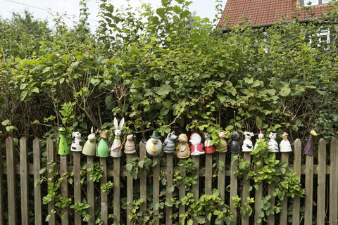 Figuren auf Zaun CC BY-SA - LTM.jpg