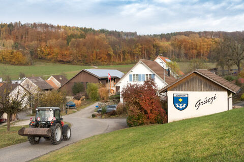 boebikon-ortseingang-mit-traktor