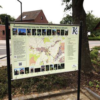 Gillrather Kapellenwanderweg - Infotafel mit Wegkreuz am Dorfplatz