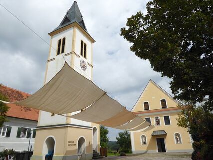 Pfarrkirche St. Peter mit dem alleinstehenden Kirchturm.