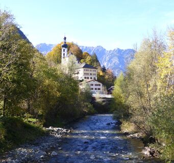 Blick von Brücke auf Pfarrkirche Tschagguns