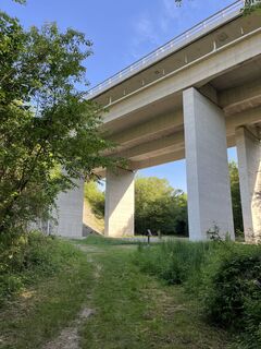 Unter der Autobahnbrücke durch..