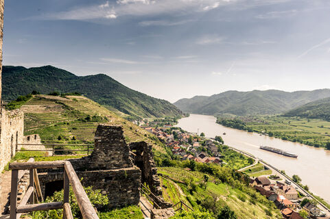 Spitz mit der Ruine Hinterhaus