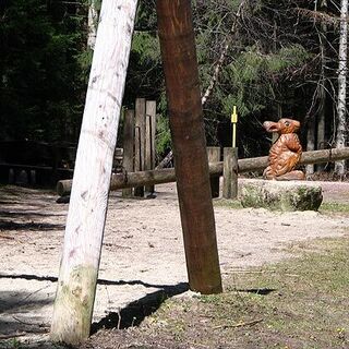 Holzschnitzkunst, die auch Kinder erfreut.