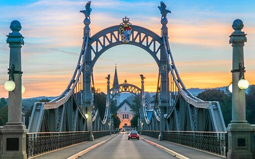 Die Länderbrücke zwischen Oberndorf und Laufen wurde in den Jahren 1901 bis 1903 errichtet.