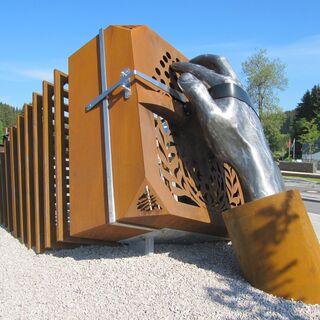 Skulptur "Geburt des Bandonions" in Carlsfeld