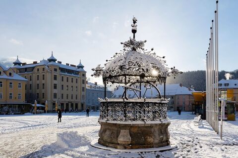 Eiserner Brunnen am Brucker Hauptplatz mit Schneehaube
