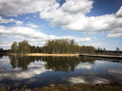 Die Insel Kirkkosaari im Kuusamojärvi-See unweit der Route des historischen Wanderwegs