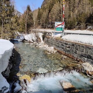 Am Ortsende von Tweng führt eine Brücke über die Taurrach. Hier beginnt der Wanderweg zum Tennfall.