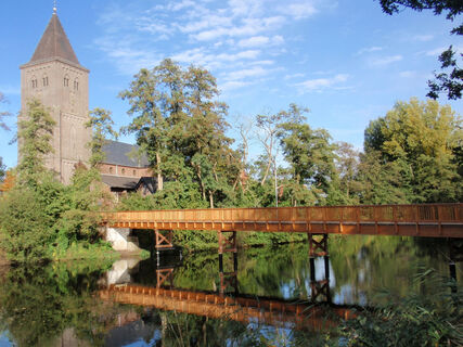Rennebrücke im OT Mehr mit Kath. Kirche