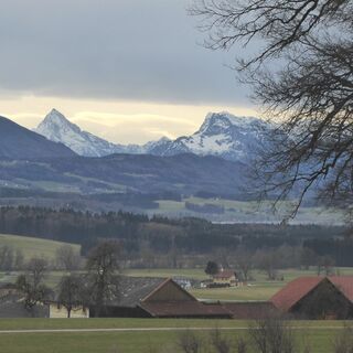Die vertraute Ansicht auf Gaisberg und Watzmann.