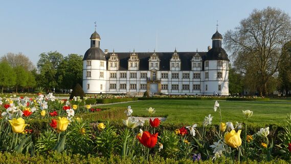 Schloß Neuhaus mit Barockgarten (Frühlingsbepflanzung)