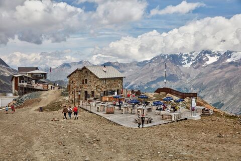 Steinhütte auf Längfluh