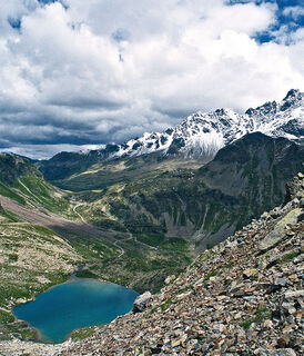 Der Calosso-See und im Hintergrund der Verva-Pass sowie die Grate, die zum Cima Piazzi hinaufsteigen.