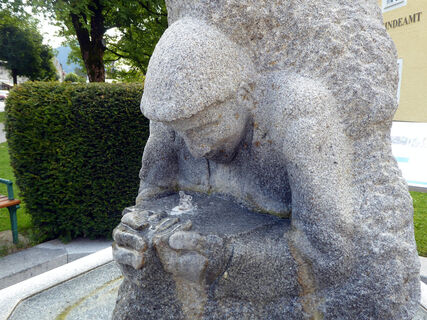 Der Pflegerbrunnen vor dem Gemeindeamt. Hier kann das Abtenauer Heilwasser verkostet werden.