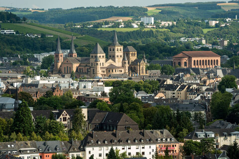 Blick vom Felsenweg auf die Trierer Altstadt mit Dom und Basilika