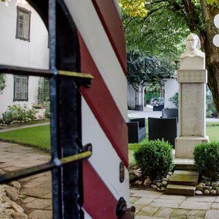 Brahms Büste Schloss Leonstain