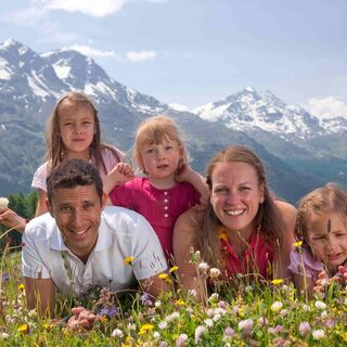 Familie auf dem Schellenursliweg