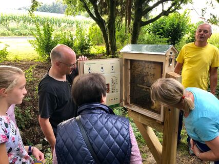 Gruppe am Bienenschaukasten CC BY-SA - LTM.jpg