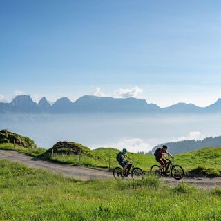 Diese Biketour hat ihren Namen verdient: Das Bergpanorama ist überwältigend.