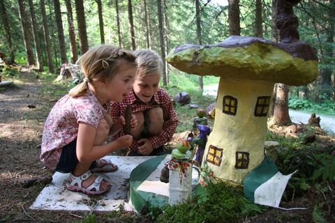 Kinder bestaunen die Schwammerlstadt am Schwammerlweg