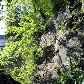 Ganz kurz verlässt der Weg den Verlauf der Wehrmauer und führt gut gesichert über diese Felspassage.