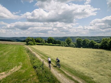Gravelbiker in Eifellandschaft