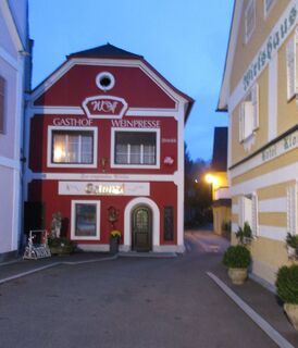 Durch diese Gasse verlässt man den Kirchplatz.