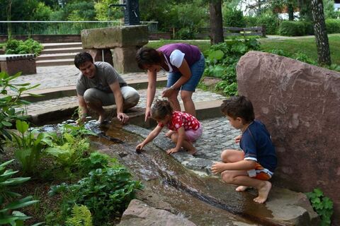 Wassertretanlage mit Fußfühlpfad im Kurpark