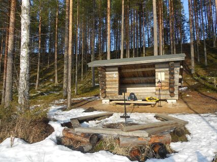 Frühling am Lagerfeuerplatz mit Unterschlupf