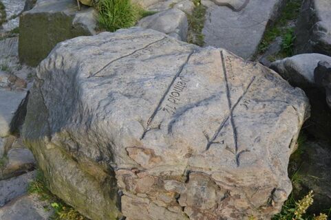 Historischer Stein mit Richtungsweisung an der Lippischen Velmerstot