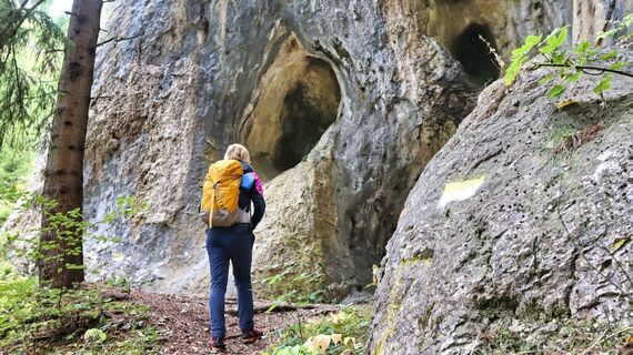 Spektakulärer Felsen mit einer Grotte
