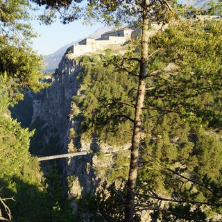 Blick auf die Teufelsbrücke von der linken Uferseite
