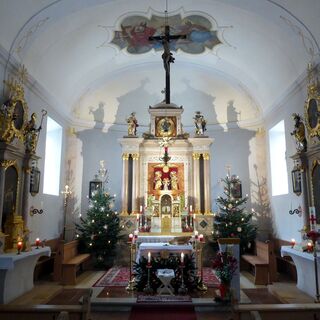 Auch der Blick in die weihnachtliche geschmückte Pfarrkirche ist lohnend, in der Joseph Mohr, der Textdichter des "Stille-Nacht-Liedes", als Hilfspriester tätig war.