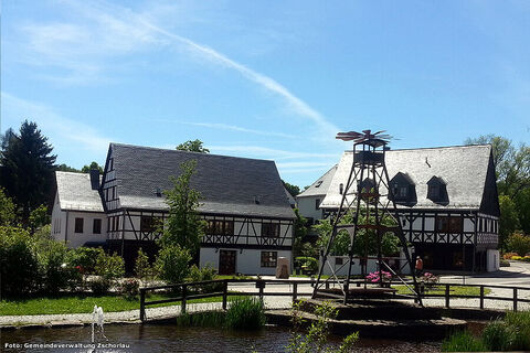 Haus der Vereine mit Wolfgangssee im Vordergrund