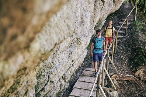 Wandern entlang des Wasserwanderweges in Hittisau