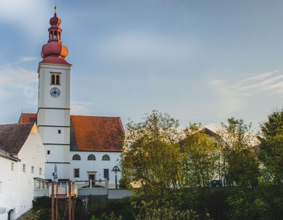 Hochzeitssteg mit Pfarrkirche