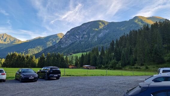 Parkplatz in Boden, rechts oben im Bild der grasige Gipfel des Habart