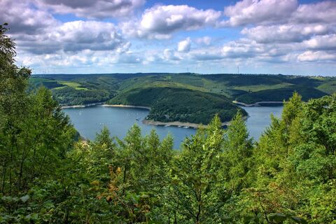 Aussichtspunkt Hirschley mit Blick auf den Rursee