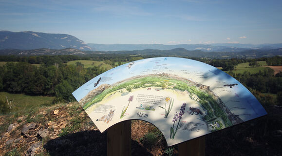 Orientierungstafel auf dem Trail-Streckenabschnitt von Contrevoz
