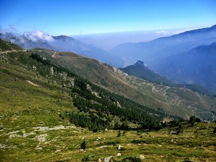 Panorama der Straße von der Talsohle hinauf zur Colletta delle Faure