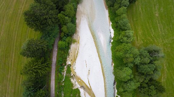 Leutascher Ache im Sommer - DrohnenaufnahmeDrohnenaufnahme Vogelperspektive.jpg