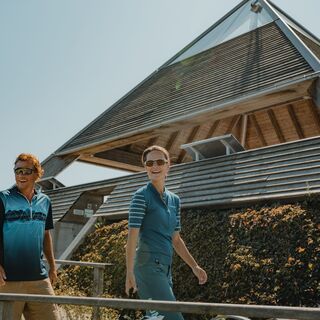 Radfahrer an der Pyramide Etzinger Hügel