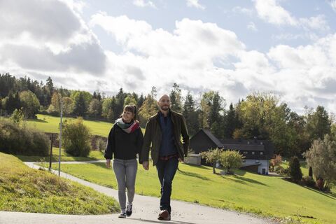 Ein Paar geht auf der AugenBlick-Runde Sulgen