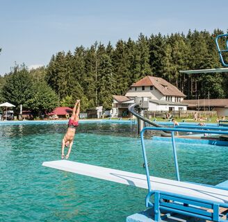 im Sommer geht`s zum Schwimmen in das benachbarte Waldbad