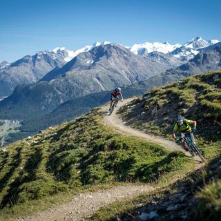 Oberhalb Samedan mit Bernina Massiv im Hintergrund