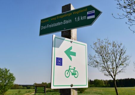 Hinweisschilder am Ortsrand von Grobau